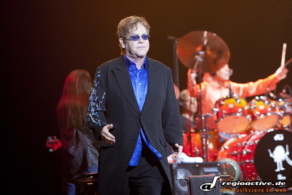 er präsentierte seine "greatest hits" - Bericht: Sir Elton John und Band begeisterten in der SAP Arena Mannheim 